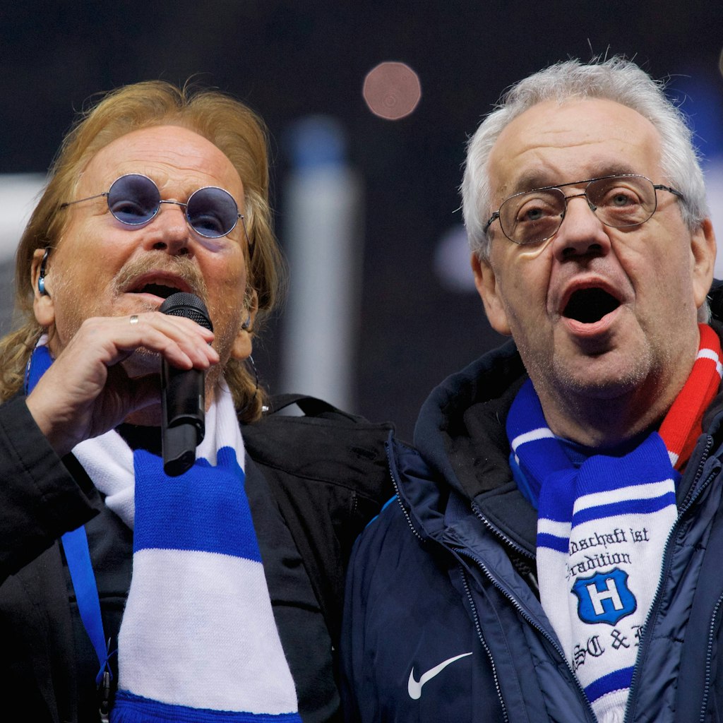 Seit über 50 Jahren ist Manfred Sangel Hertha-Fan und eine Instanz im Verein. Da darf er auch mal mit Frank Zander die Stadionhymne singen.