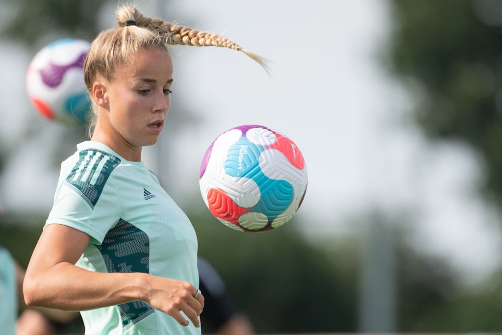Nationalspielerin Giulia Gwinn muss momentan wegen eines Kreuzbandrisses pausieren.
