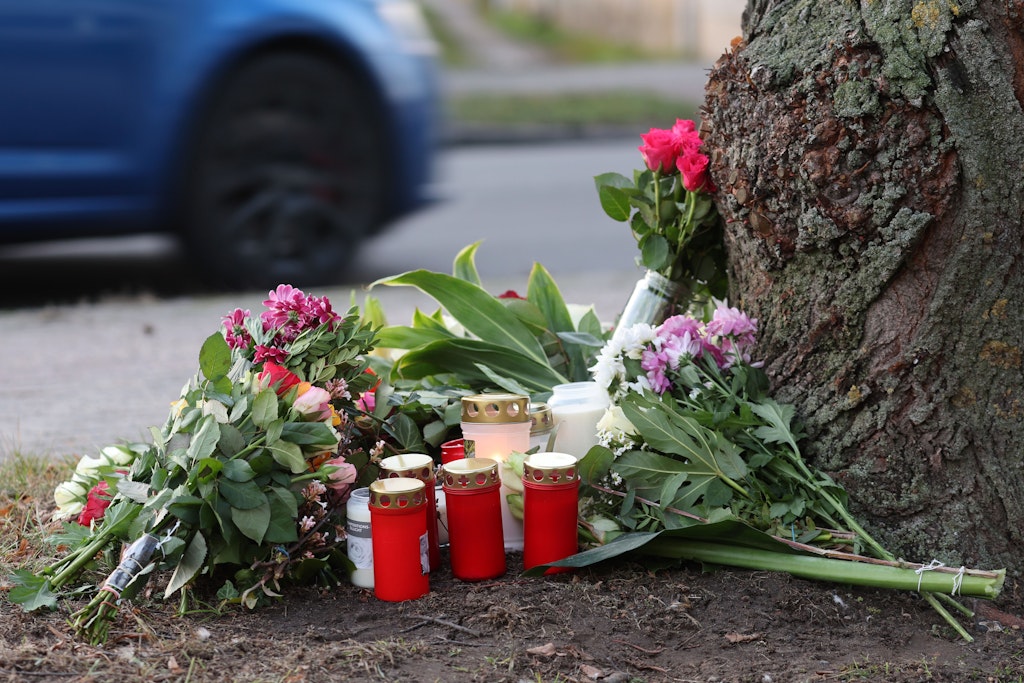 Malchin: Blumen an der Stelle, wo am Morgen des 26.12.2022 die 23-jährige Frau tot gefunden wurde. 