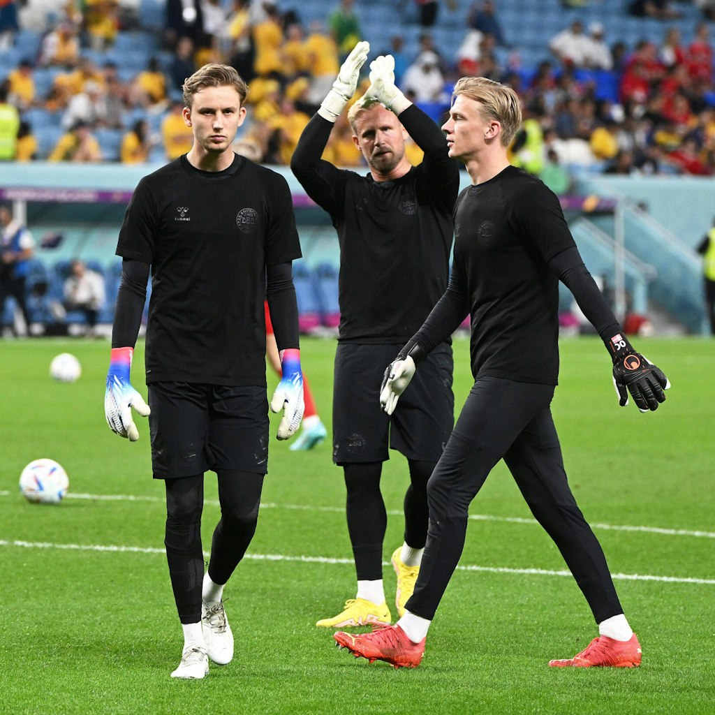 In der Mitte thront Dänemarks Stammkeeper Kasper Schmeichel. Bei der WM mussten Rönnow und Christensen zuschauen.