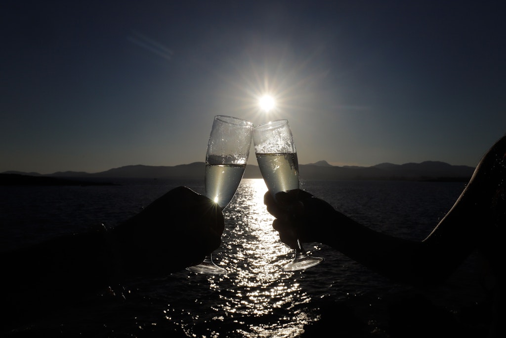 Anstoßen aufs neue Jahr: Das geht auch ohne Alkohol, allerdings ist nicht jede Marke empfehlenswert.