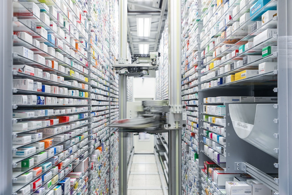 Blick in das automatisierte Medikamentenlager einer Apotheke. Weil Fiebersäfte knapp sind, stellen Apothekerinnen und Apotheker sie jetzt selbst her.
