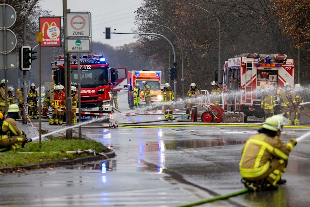Feuerwehrleute im Löscheinsatz – immer öfter werden die Helfer beleidigt oder sogar angegriffen.