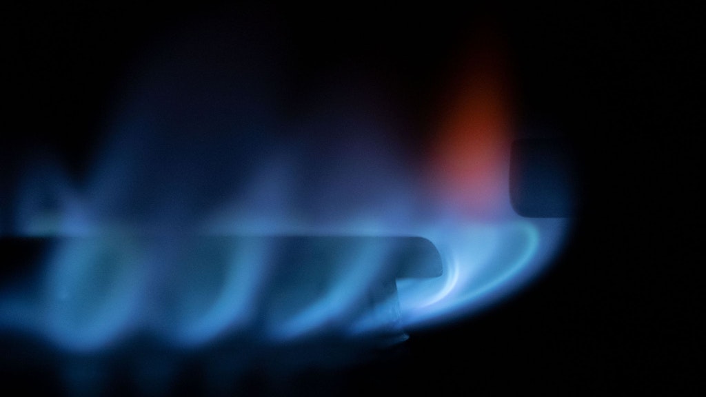 Trotz derzeit leicht sinkender Gaspreise - die Deutschen müssen weiter beim Kochen und Heizen tief in den Geldbeutel greifen. 
