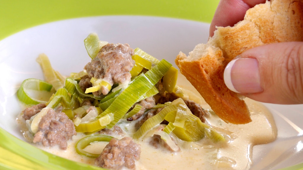 Ein Stück Baguette passt zur Käse-Hackfleisch-Suppe mit Lauch einfach wunderbar. Probieren Sie das Rezept unbedingt aus!