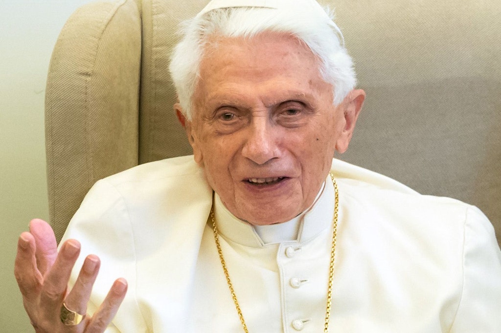 Der emeritierte Papst Benedikt XVI in einer Aufnahme von 2018. Er ist nach Auskunft seines Nachfolgers Franziskus „sehr krank“.