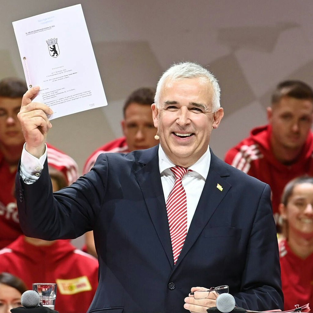 Union-Präsident Dirk Zingler zeigt stolz den Kaufvertrag für das Stadiongelände.