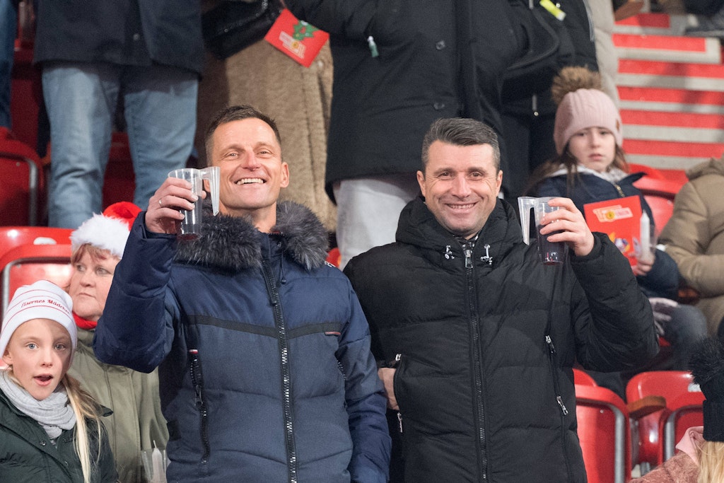 Ex-Unioner Ronny Nikol (l.) und Björn Brunnemann lachend beim 20. Weihnachtssingen im Stadion An der Alten Försterei