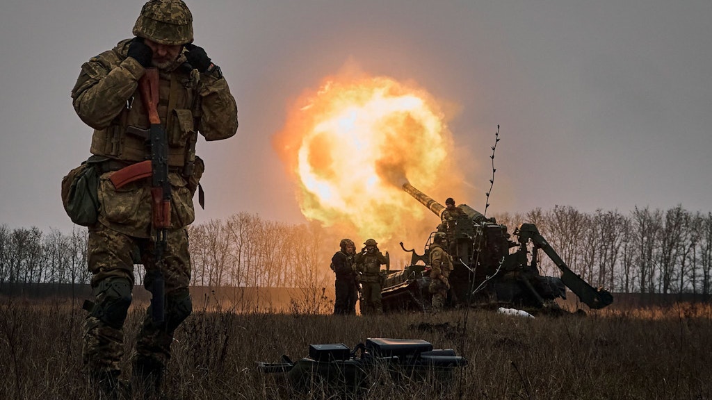 Ukrainische Soldaten feuern mit einer Kanonenhaubitze auf russische Stellungen.