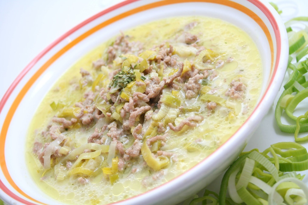 Käse-Lauch-Suppe mit Hackfleisch ist ein echter Eintopf-Klassiker. Mit dem Rezept gelingt sie im Handumdrehen.