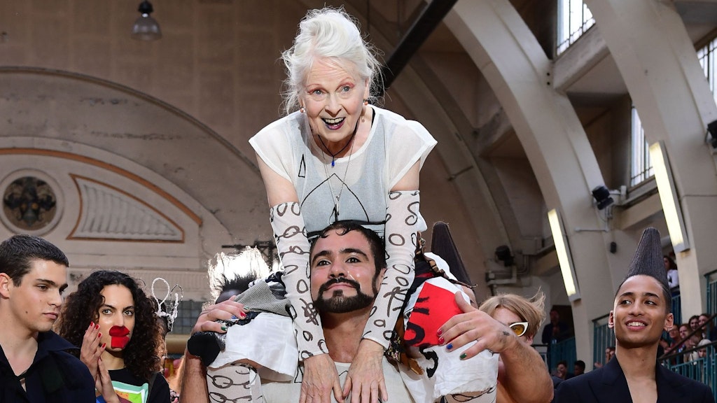 Vivienne Westwood (M) gilt als Wegbereiterin des Punk in der Modebranche. 