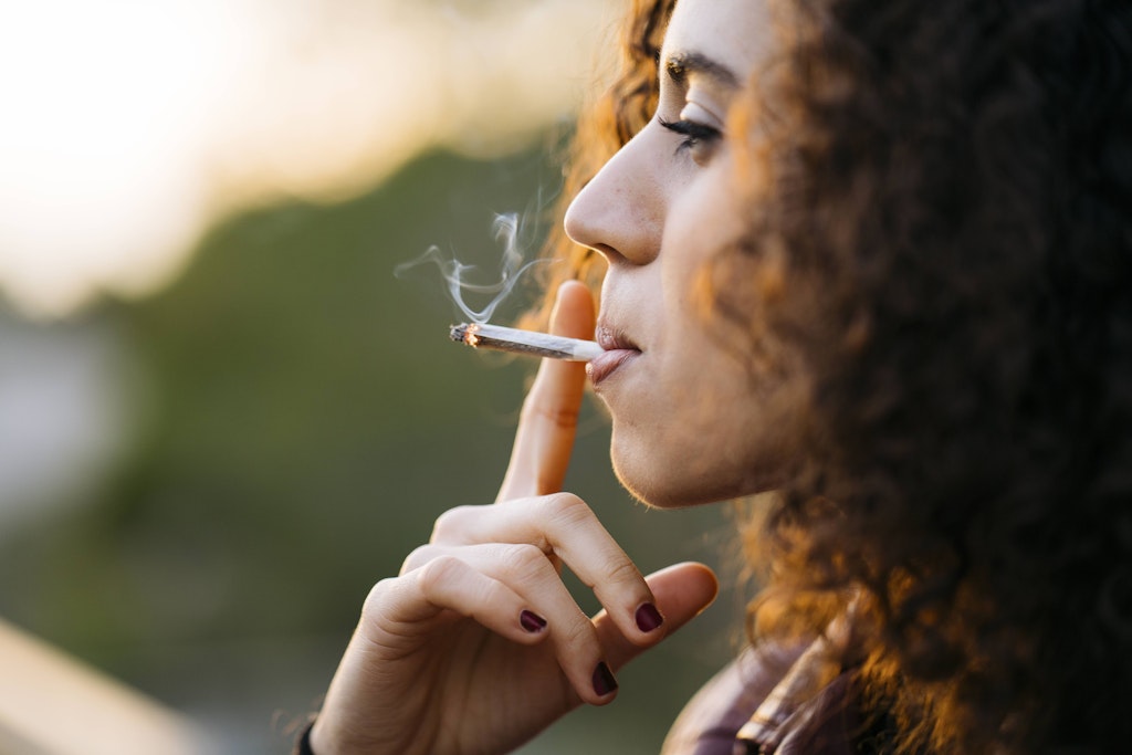 Junge Raucherin: Philip Morris plant, sich aus dem Geschäft mit klassischen Zigaretten ganz zurückzuziehen.