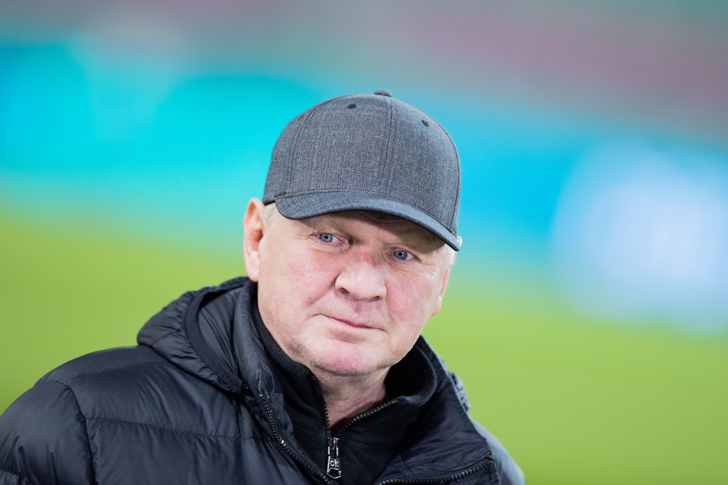 Ex-Nationalspieler Stefan Effenberg ist bekannt für klare Worte. Jetzt geht er auf Torwart Manuel Neuer los, der sich leichtsinnig beim Skiurlaub den Unterschenkel brach.