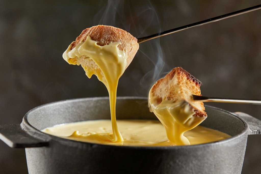 Schön cremig, aber nicht zu flüssig soll der Käse fürs Käsefondue sein. Mit unseren Tipps klappt das. 