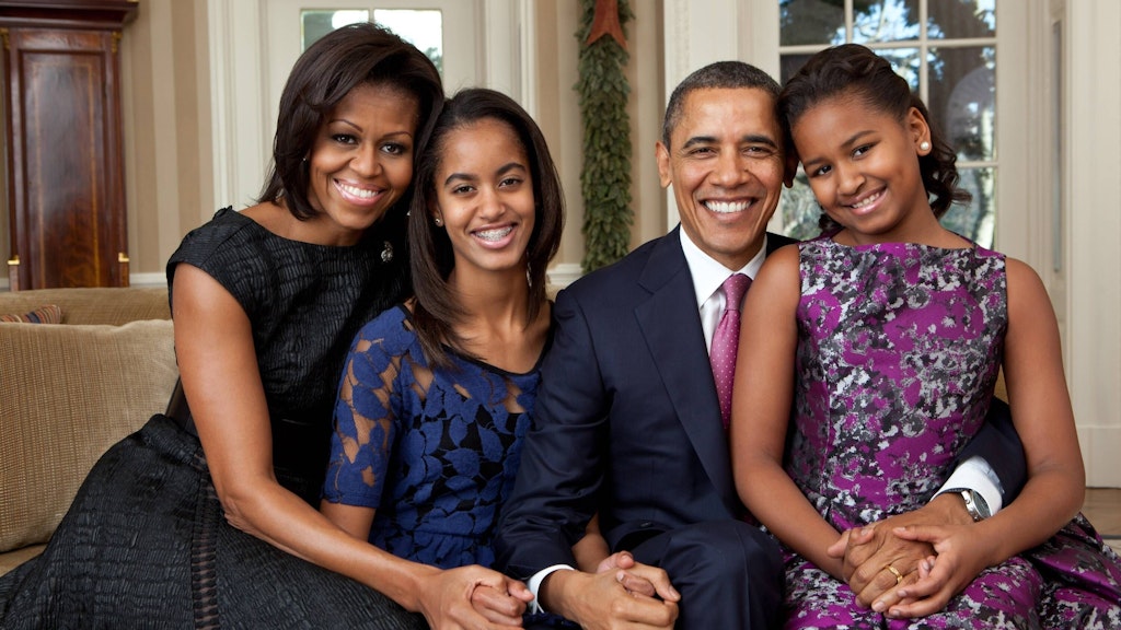 Als Präsidenten-Familie im Weißen Haus, zwei Jahre nach ihrem Einzug: Michelle und Barack Obama 2011 mit ihren Töchtern Malia (links) und Sasha