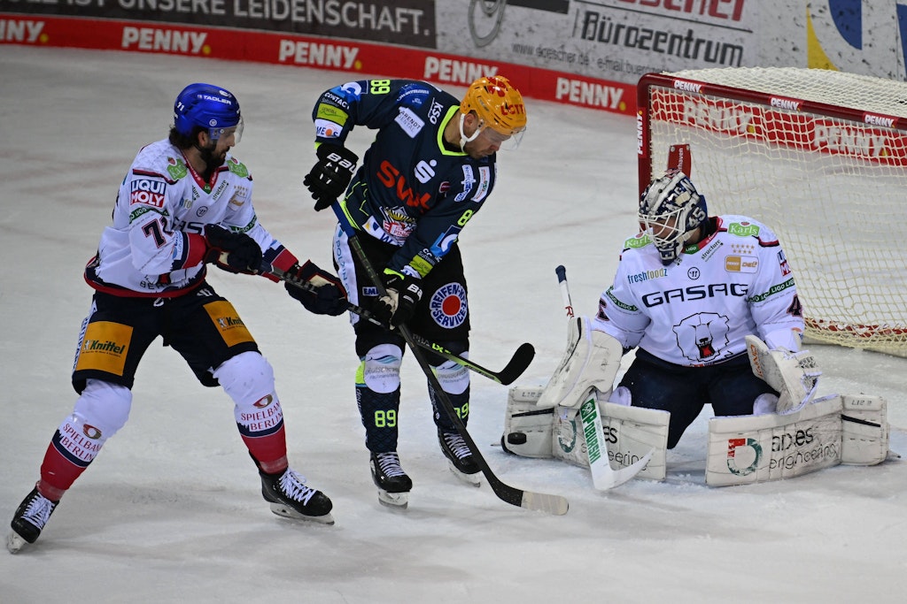 Eisbären-Keeper Tobias Ancicka klärt mit dem Schoner gegen Bremerhavens Antti Tyrväinen.