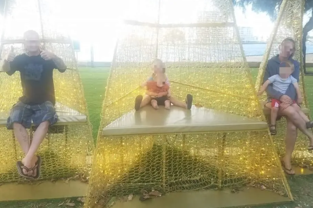 Jake Day und seine Frau Cindy Braddock mit ihren drei kleinen Kindern auf einem Spielplatz
