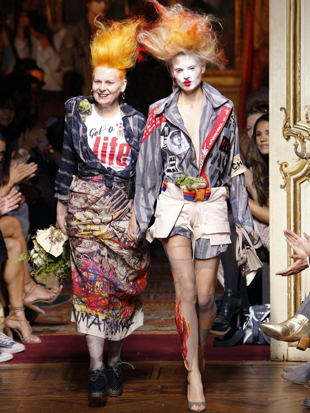 Die Britische Punk-Designerin Vivienne Westwood (l.) bei einer Modeshow in Paris. Die Star-Designerin starb am 29. Dezember in London.