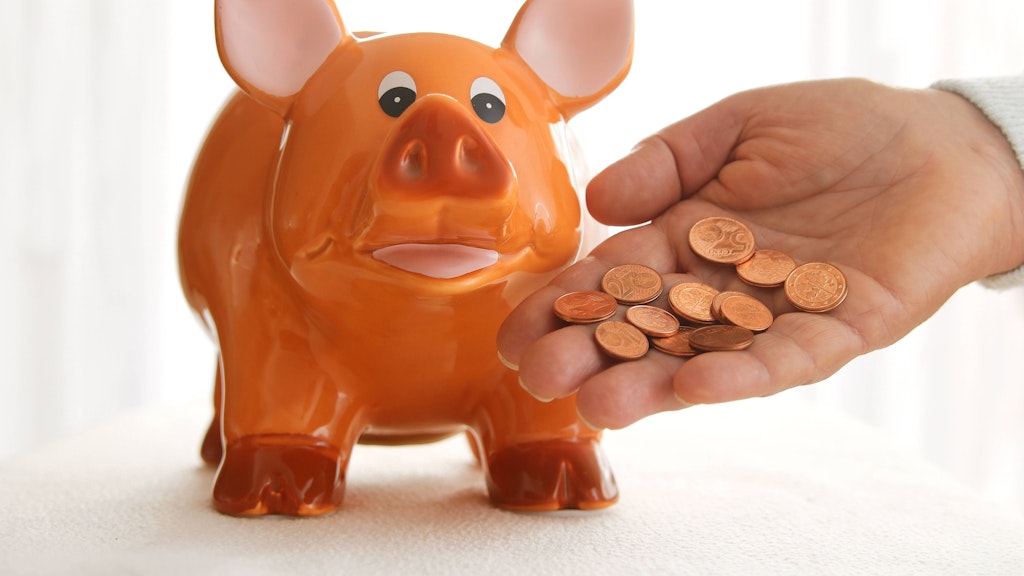 Wer das Sparschwein regelmäßig füttert, kann im Jahr 2023 viel Geld sparen.