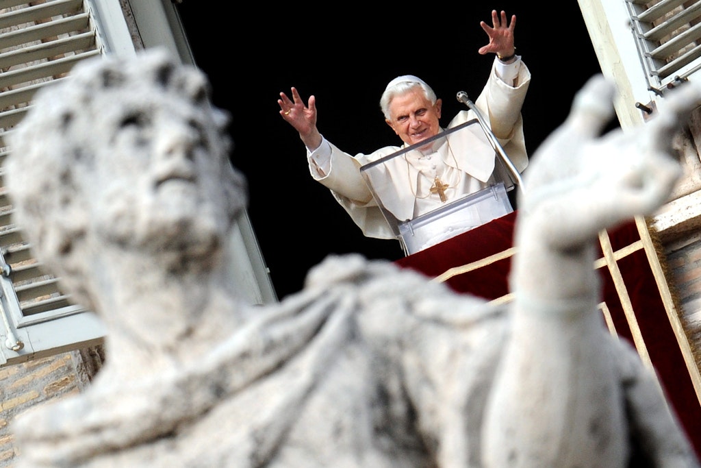 Der damalige Papst Benedikt XVI segnet die Gläubigen auf dem Petersplatz im Vatikan.