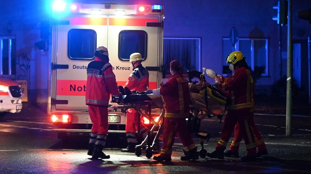 Bei dem Brand rettete die Feuerwehr sieben Personen, eine Frau kam ums Leben.
