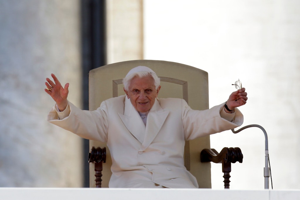 Der damalige Papst Benedikt XVI. winkt den Gläubigen während seiner letzten Generalaudienz auf dem Petersplatz im Vatikan zu.