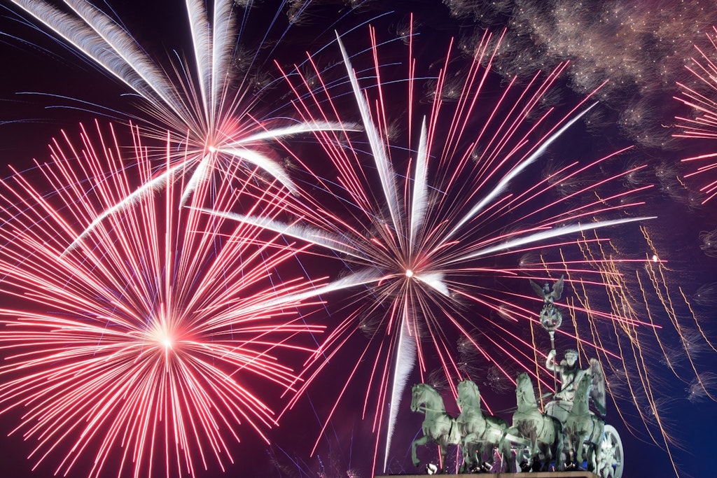 Ein Feuerwerk ist während Deutschlands größter Silvesterparty hinter dem Brandenburger Tor zu sehen.