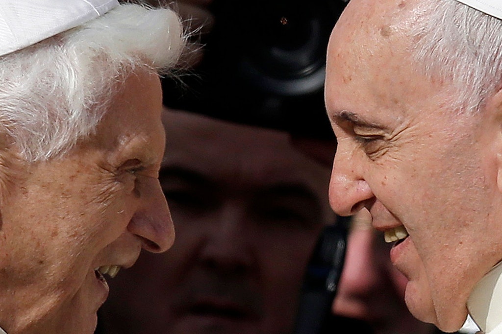 Papst Franziskus (r.) mit dem emeritierten Papst Benedikt XVI. vor dem Beginn eines Treffens mit älteren Gläubigen auf dem Petersplatz im Vatikan.