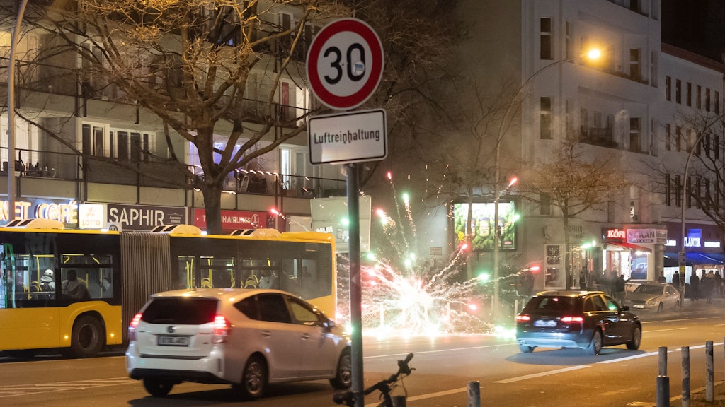 Am Vorabend vor dem Jahreswechsel schossen Jugendliche in der Schöneberger Pallasstraße zahlreiche Raketen in den Nachthimmel.