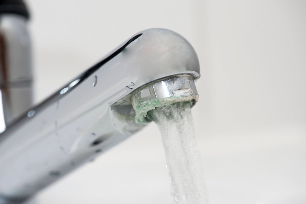 An Wasserhähnen bilden sich oft Kalk-Verkrustungen. Sie sind gar nicht so leicht zu lösen - doch mit einem Trick gelingt es im Handumdrehen.