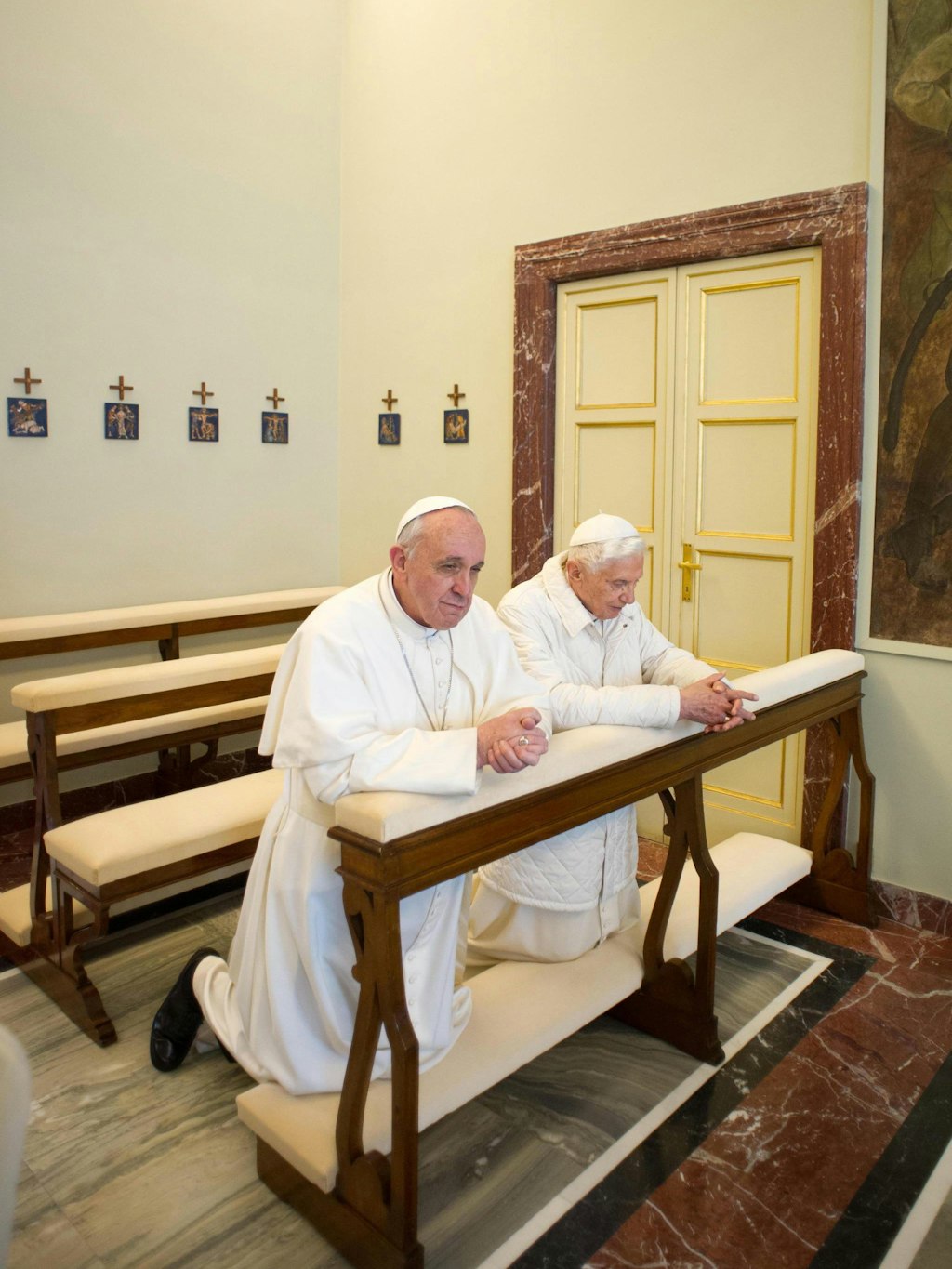2013 beteten Franziskus (l.) und sein Vorgänger Benedikt XVI. gemeinsam in der Papst-Residenz Castel Gandolfo