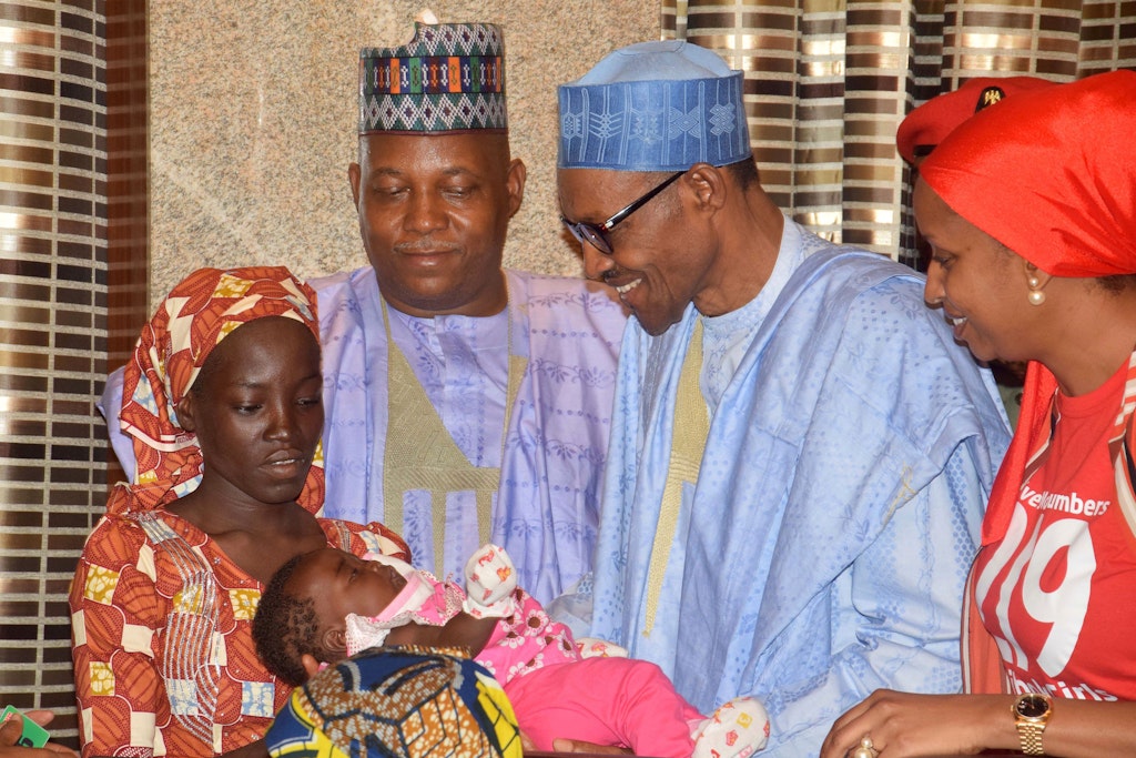 Nigerias Präsident Muhammadu Buhari (mit Brille) empfing 2016 das befreite „Chibok-Girl“ Amina Ali und ihr Baby.
