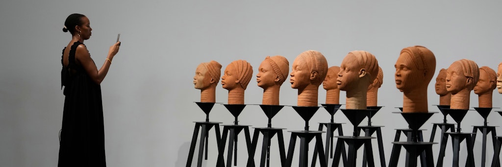 Terrakotta-Büsten der Künstlerin Prune Nourry zeigen die Gesichter der jungen Frauen von Chibok, die bis heute nicht freigekommen sind. 