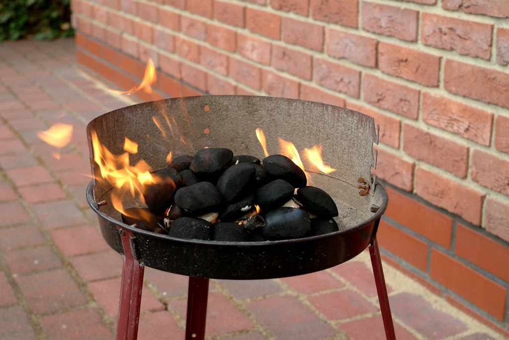 Selbst bei geöffneten Fenstern und Türen ist das Grillen mit Holzkohle im Haus lebensgefährlich!