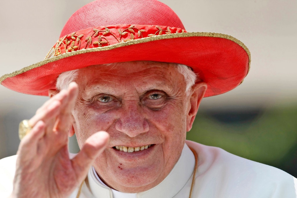 Papst Benedikt XVI. mit einer Segensgebärde.
