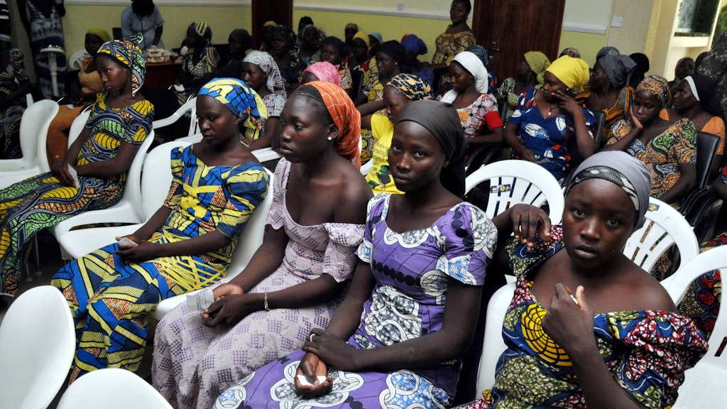 2017 befreite junge Frauen aus Chibok: Sie durften wieder bunte Kleider tragen, aber die Gesichter zeigten, wie sie unter den Folgen ihrer Entführung litten.