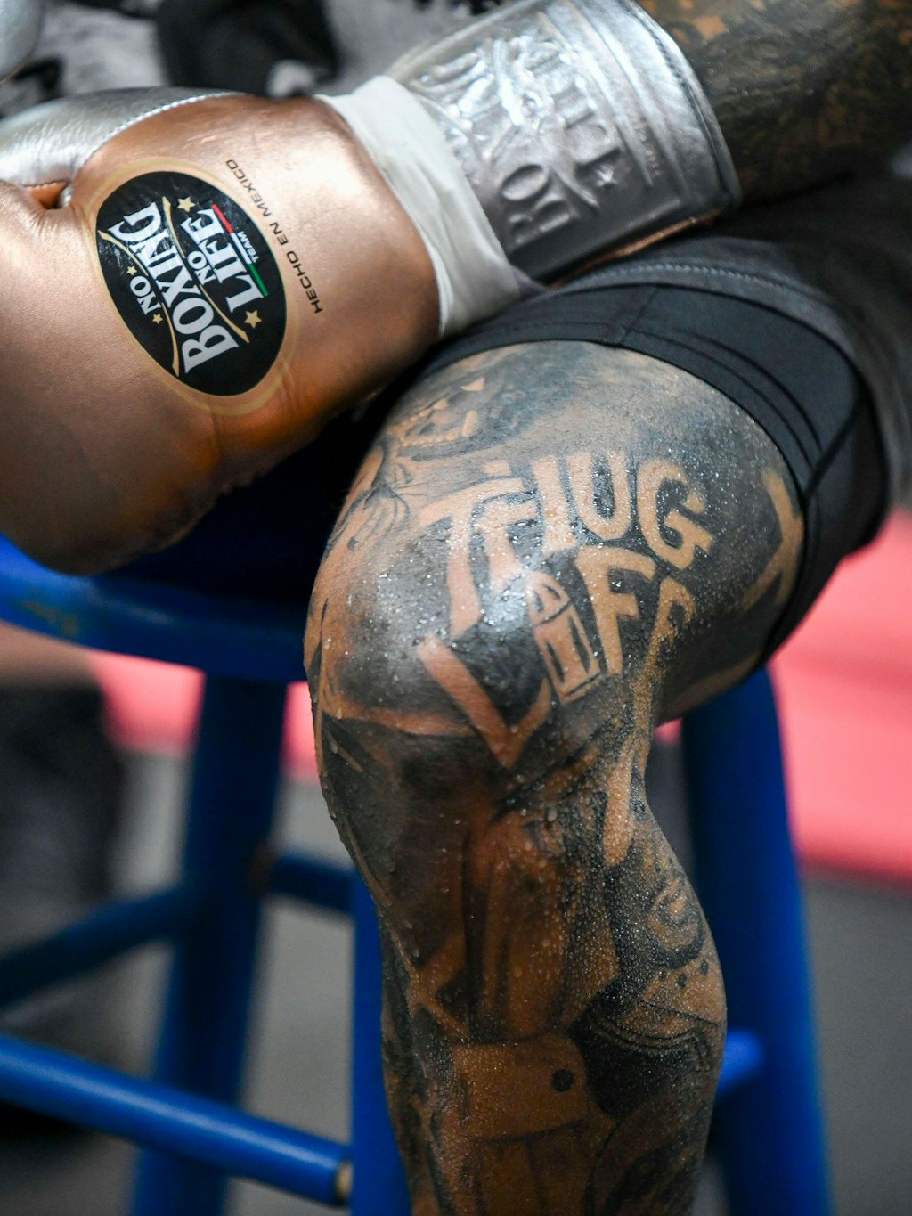 Nicht nur an Oberkörper, Hals und Armen (siehe oben), auch weiter unten hatte der Tätowierer seines Vertrauens gut mit Gervonta Davis zu tun. 