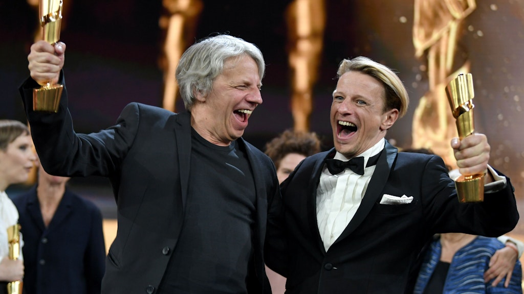 Andreas Dresen und Schauspieler Alexander Scheer freuen sich über den Deutschen Filmpreis für den Gundermann-Film (2019).
