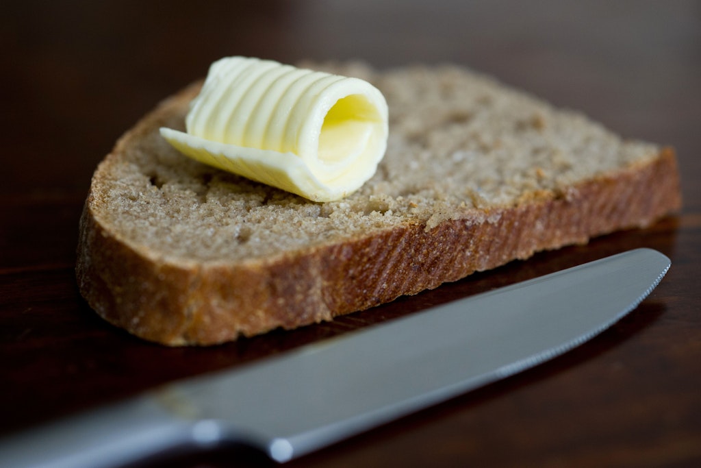 Der eine schwört auf Butter, die andere streicht sich ausschließlich Margarine auf Brot. Aber was ist gesünder?