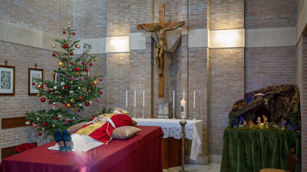 Benedikt XVI. wurde zunächst in dem Kloster auf dem Gelände des Vatikan aufgebahrt, in dem er gestorben war.