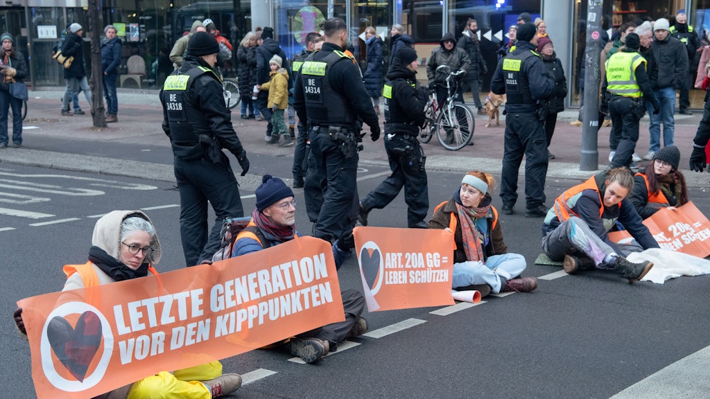 Straßenblockaden wie hier am Potsdamer Platz in Berlin nervten unzählige Autofahrer in Europa.