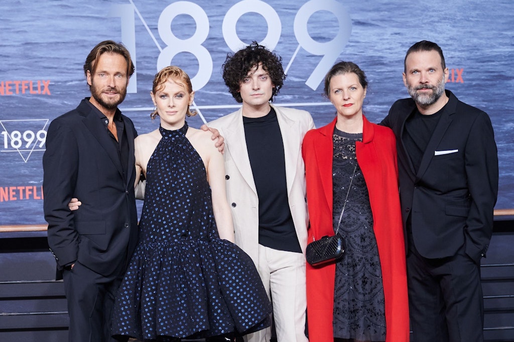 Die 1899-Schauspieler Andreas Pietschmann, Emily Beecham, Aneurin Barnard, Jantje Friese und Baran Bo Odar (l-r) bei der Premiere der Netflix-Serie in Berlin. 