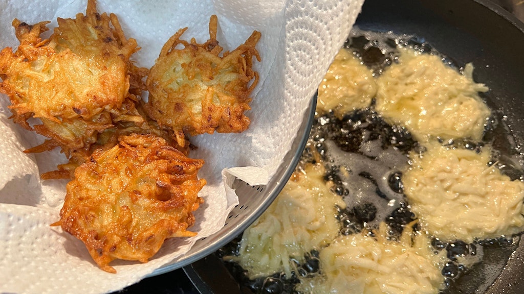 Die Kartoffelpuffer werden in der Pfanne ausgebacken, man kann die Reibekuchen aber auch im Waffeleisen zubereiten.