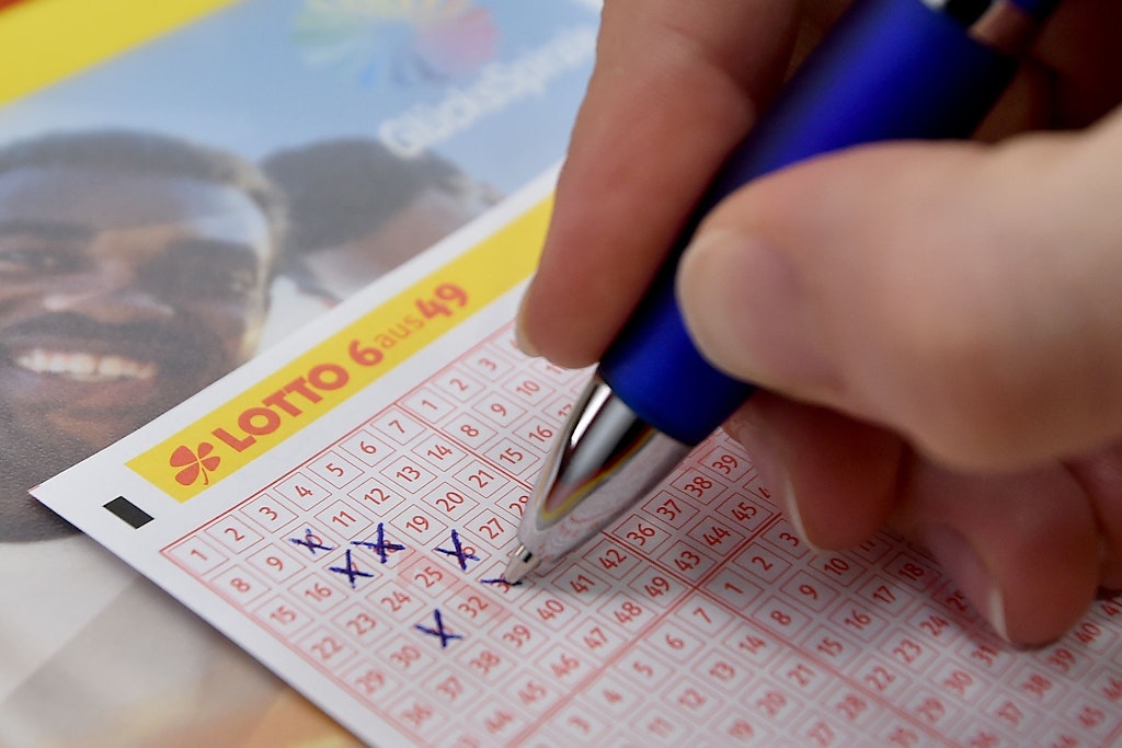 Ein Lottoschein wird im Musterladen der Land Brandenburg LOTTO GmbH ausgefüllt.