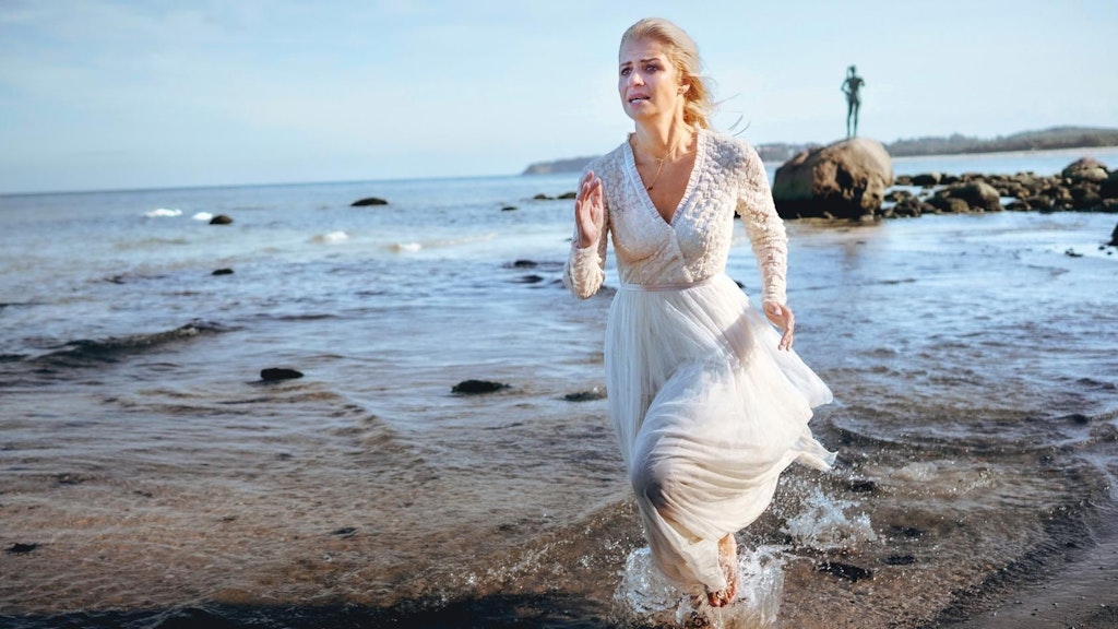 Sarah (Susan Sideropoulos) rennt im GZSZ-Spin-off „Leon“ im Hochzeitskleid am Strand entlang.