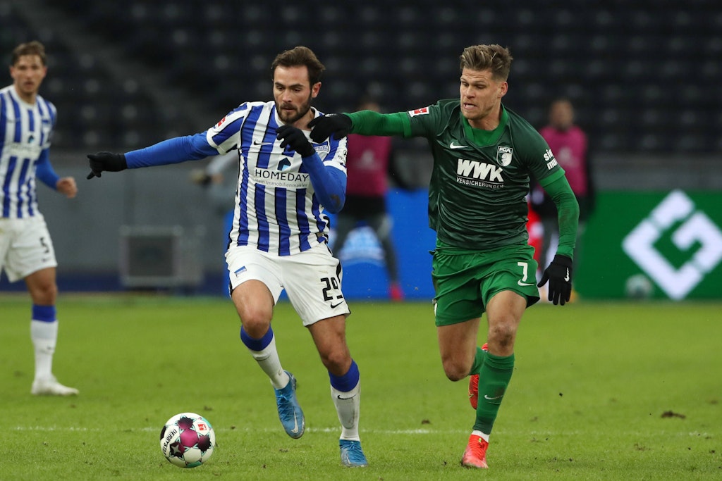 Augsburgs Stürmer Florian Niederlechner, hier im Duell mit Herthas Lucas Tousart, wird ab Sommer neuer Teamkollege des Franzosen. 