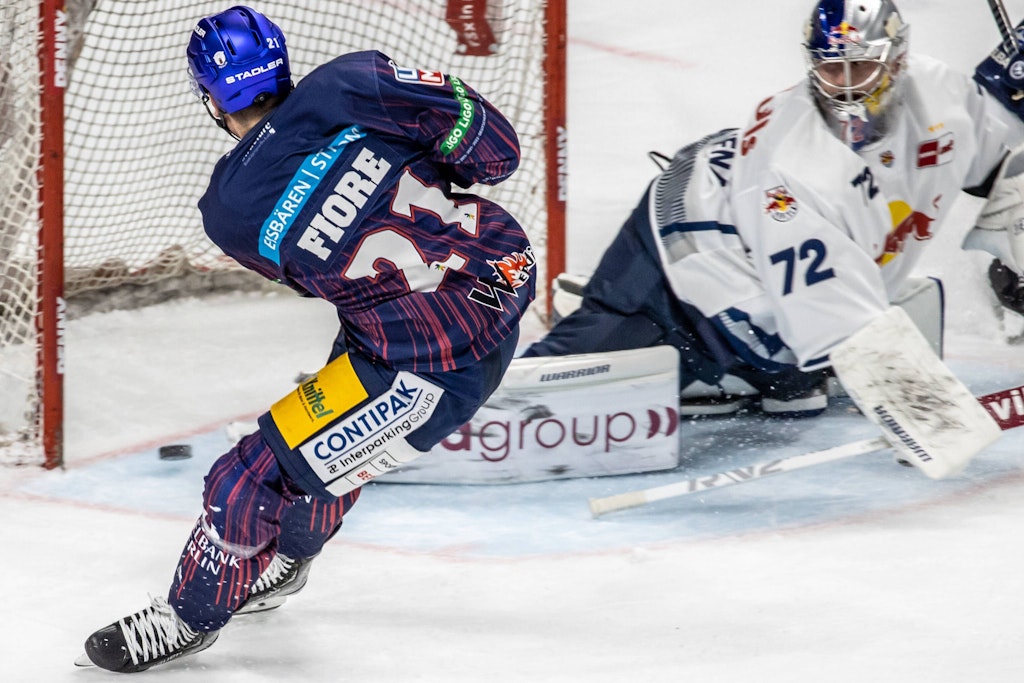 Da gibt es wieder Hoffnung: Eisbär Giovanni Fiore trifft gegen Red Bull München nach 0:3-Rückstand hier zum 2:3.