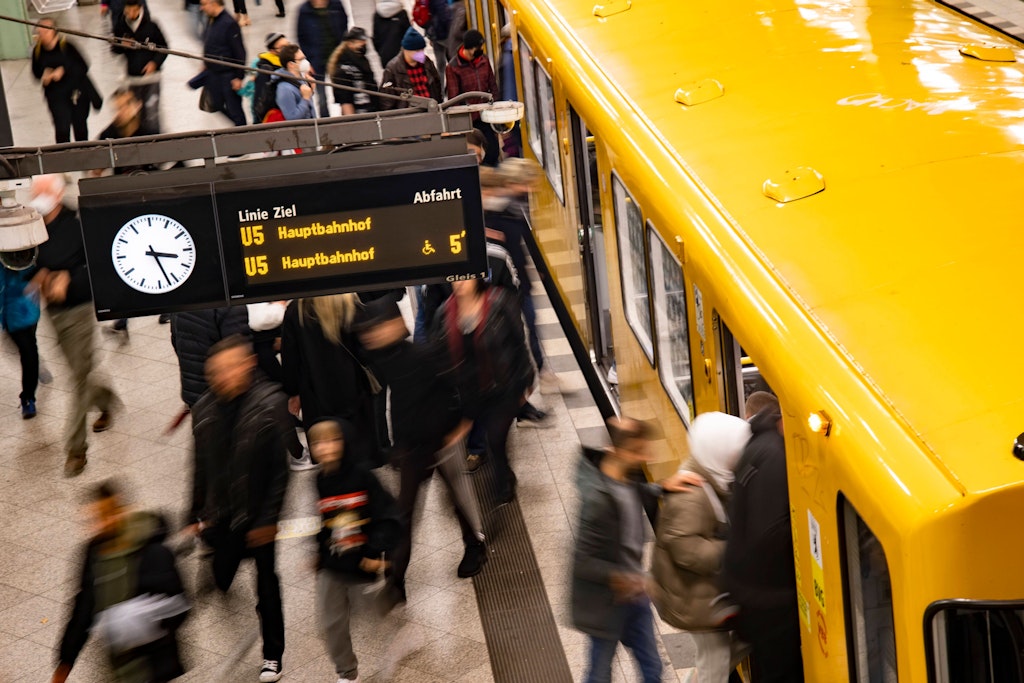 Immer weniger Menschen tragen in Berlins Nahverkehr Masken. Noch gilt die Pflicht dazu, doch diese soll bald auslaufen.