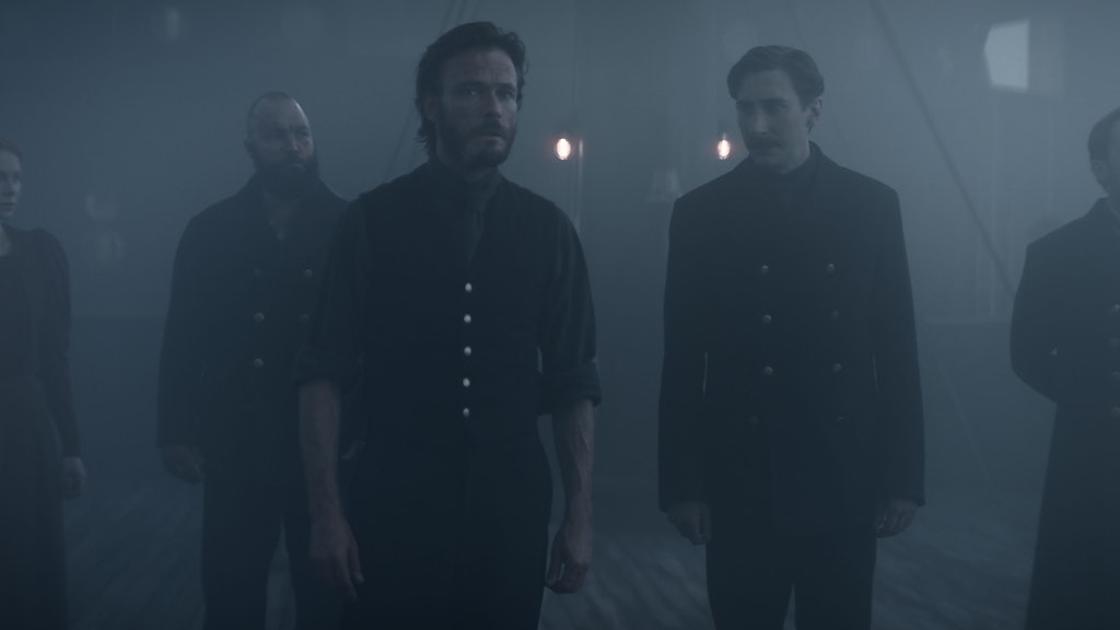 Emily Beecham (Passagierin Maura Franklin), Isaak Dentler, Andreas Pietschmann (als Kapitän Eyk Larsen), Niklas Maienschein und Tino Mewes in einer Szene der Mystery-Serie „1899“