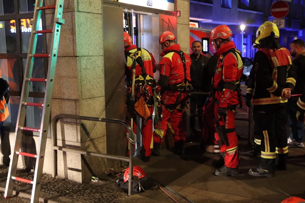Höhenretter mussten zum Fahrstuhl ausrücken. 